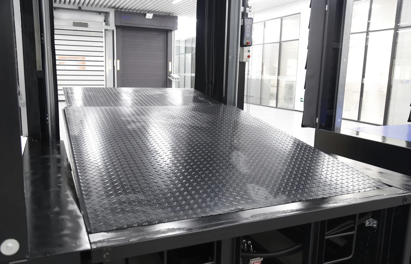 Close view of a reinforced anti-slip hydraulic dock leveler deck