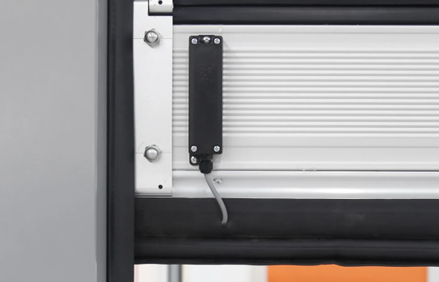 Contact safety edge fitted to the bottom of an industrial high-speed door