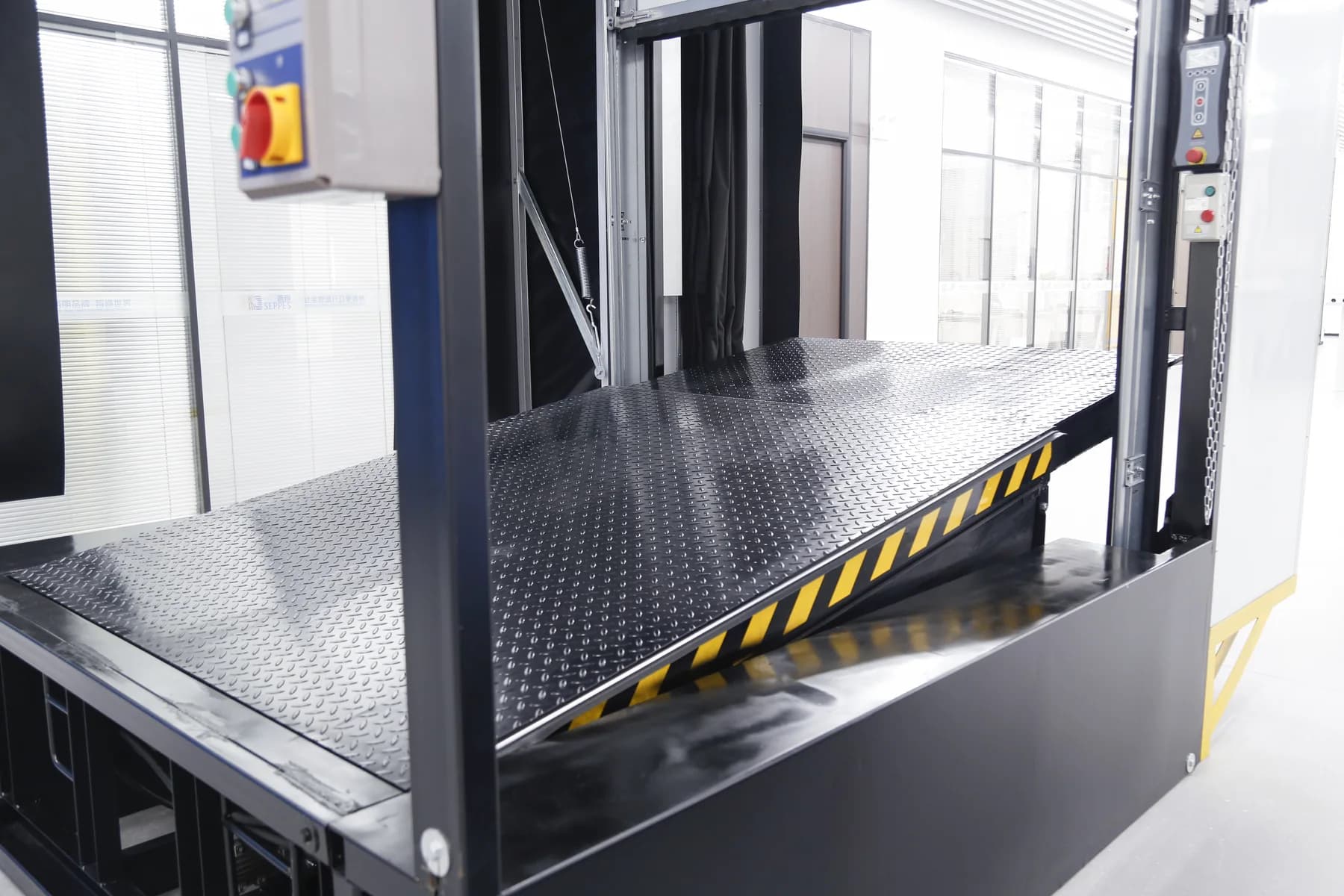 SEPPES hydraulic dock leveler connecting a warehouse dock and vehicle